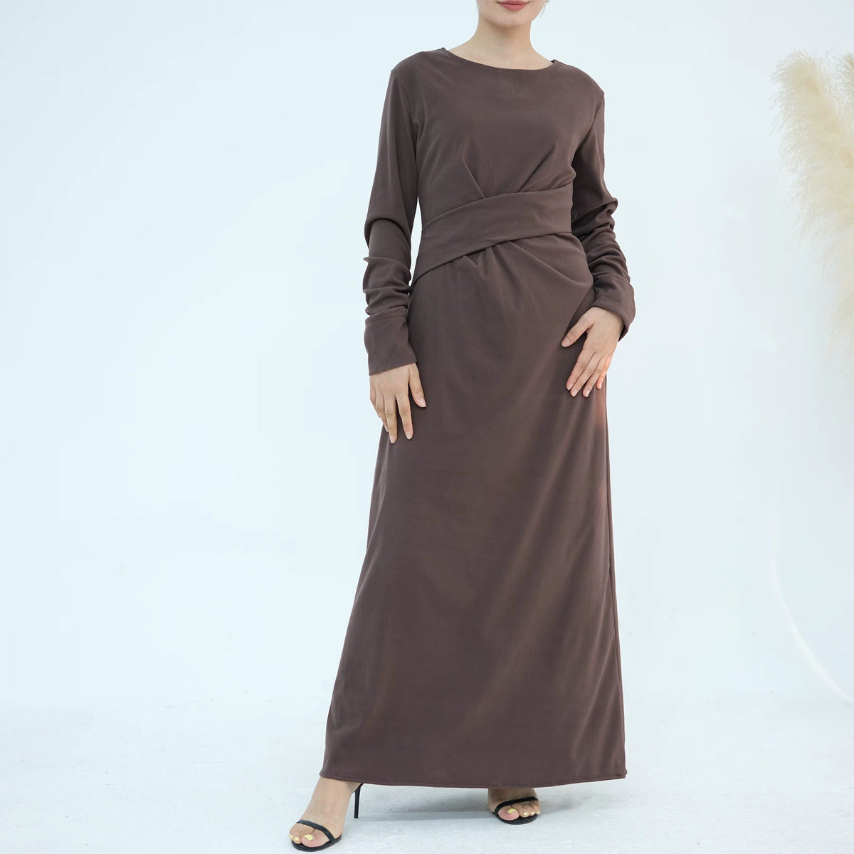 Abaya Inaya chocolat portée