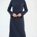 Détail du drapé croisé de l'Abaya Inaya bleu marine