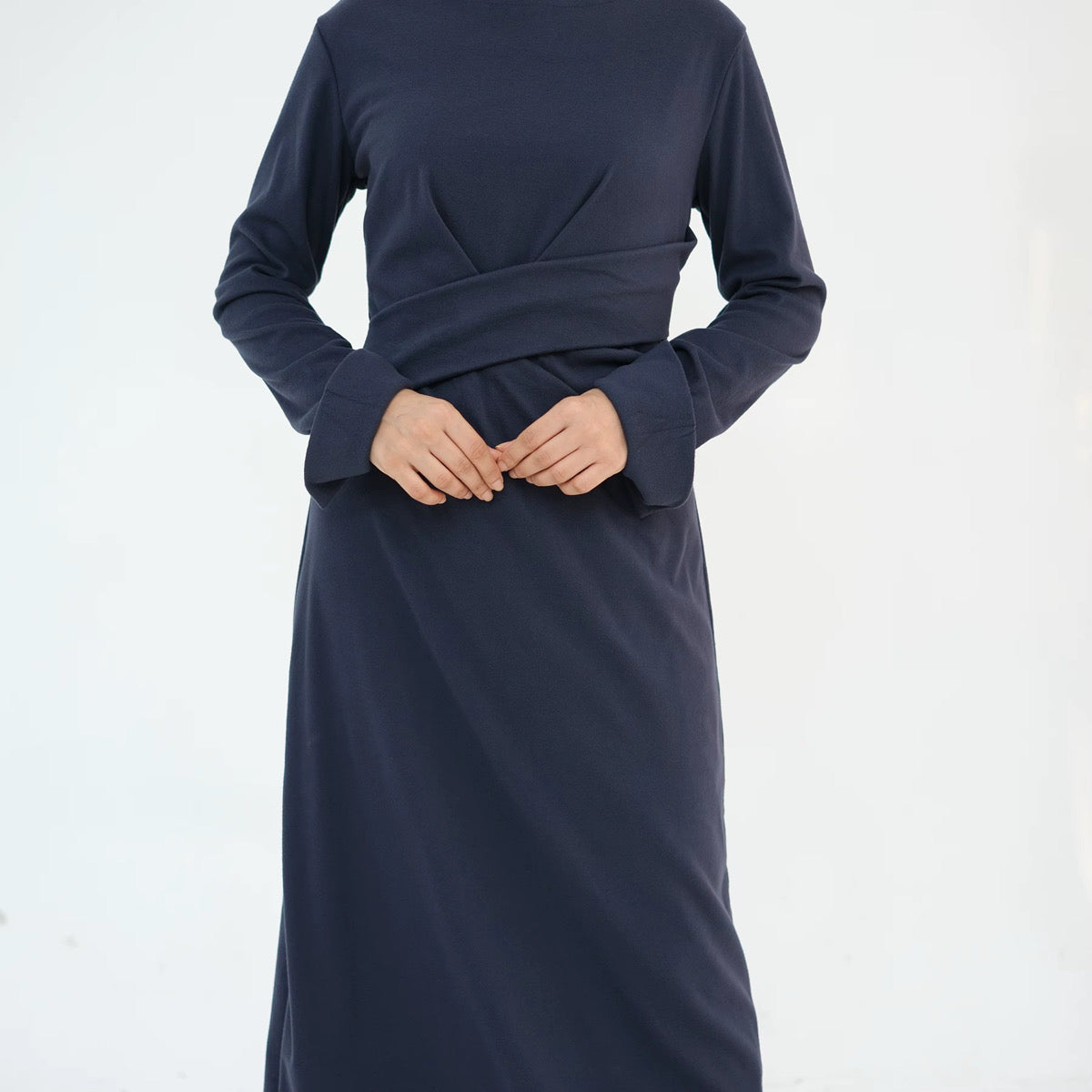 Détail du drapé croisé de l'Abaya Inaya bleu marine