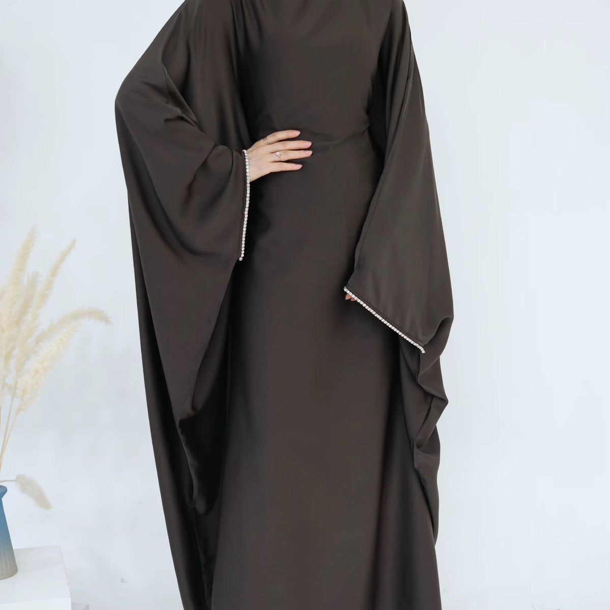Abaya Mina Café - détail manches strass