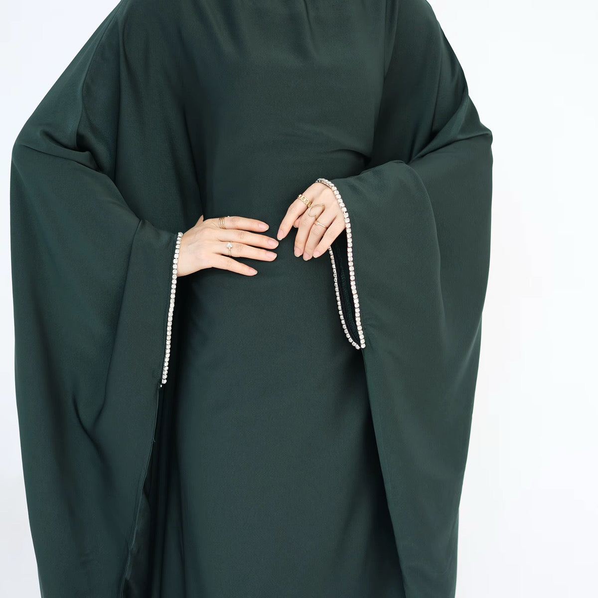 Détail des manches à strass de l'Abaya Mina