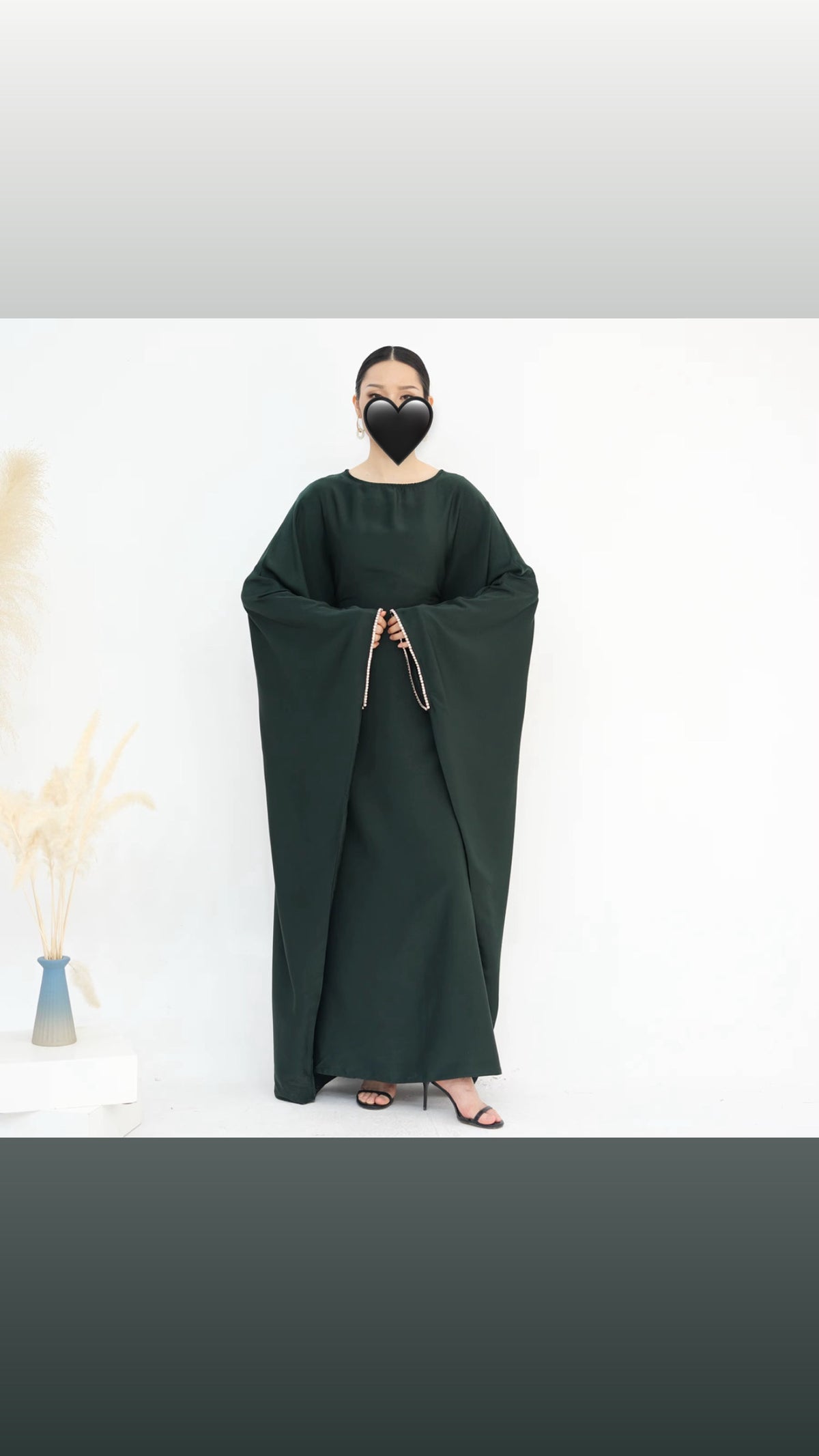 Abaya Mina Amana Clothing - coupe ample et manches strass